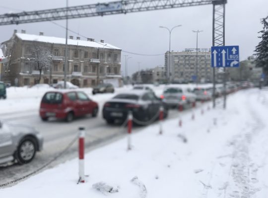 Trudne warunki jazdy w regionie z powodu śniegu i wiatru