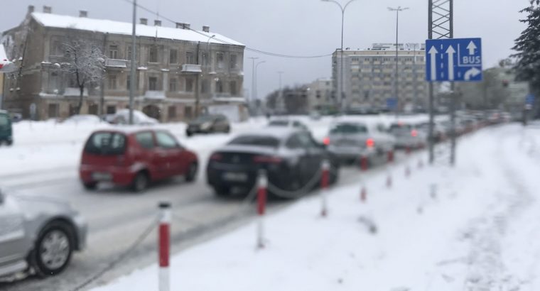 Trudne warunki jazdy w regionie z powodu śniegu i wiatru