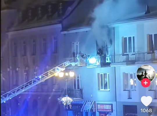 Białystok. W pożarze kamienicy przy Rynku Kościuszki ucierpiała kobieta
