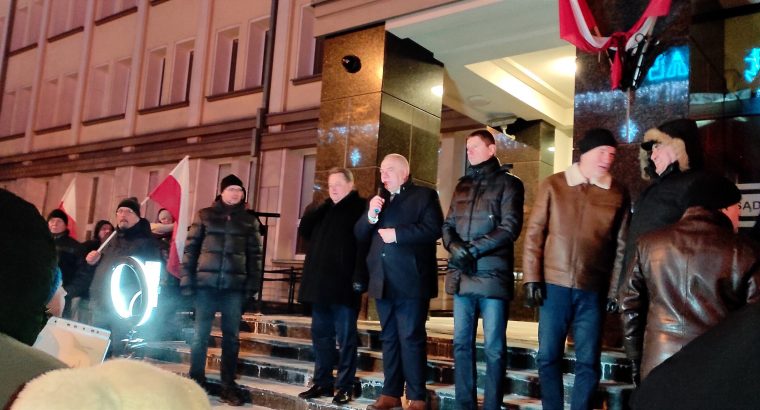 Demonstracja przed Sądem Okręgowym w Białymstoku w obronie wolnych mediów – FILM