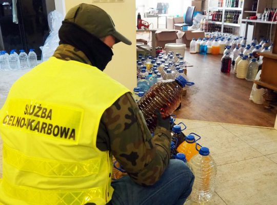 KAS zlikwidowała pod Białymstokiem rozlewnię i magazyny bimbru