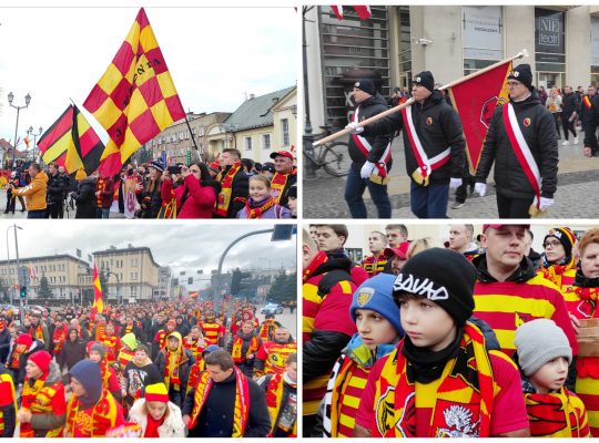 Kibice Jagiellonii Białystok przemaszerowali z poświęconym sztandarem przez centrum miasta