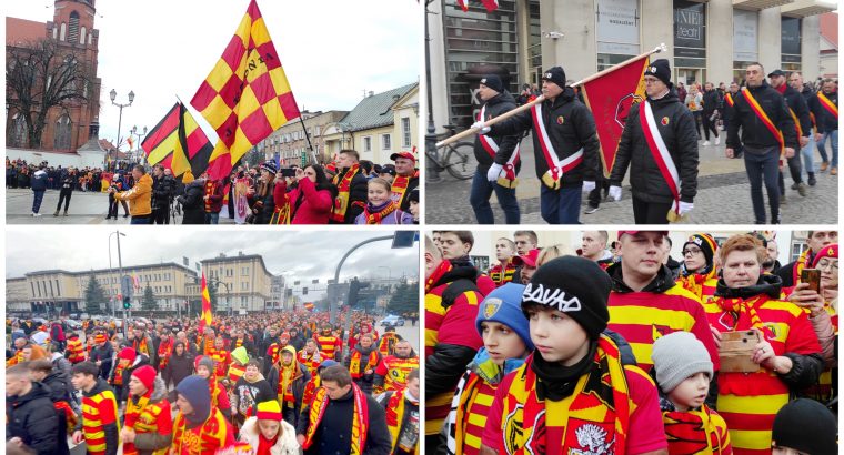 Kibice Jagiellonii Białystok przemaszerowali z poświęconym sztandarem przez centrum miasta