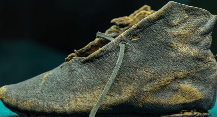 Średniowieczny skórzany bucik dziecięcy odkryty podczas prac wykopaliskowych w Tykocinie zabytkiem lutego