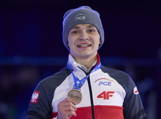 Łukasz Kuczyński wywalczył trzecie miejsce na 500 m w finałowych zawodach PŚ w short tracku