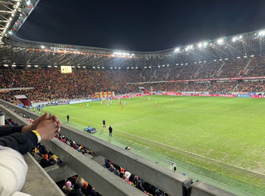 Spółka Stadion Miejski w Białymstoku tłumaczy się z jakości murawy