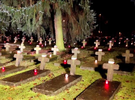 Białystok. Na cmentarzu wojskowym zapłoną biało-czerwone znicze