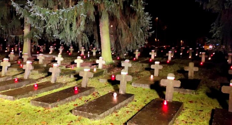 Białystok. Na cmentarzu wojskowym zapłoną biało-czerwone znicze