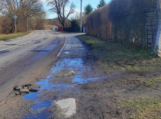 Białystok. Mieszkańcy osiedla Pieczurki walczą o chodnik przy ulicy Piasta