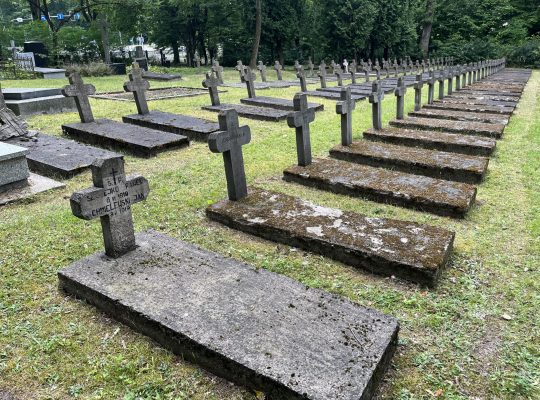 Białystok. Na terenie Cmentarza Wojskowego przy ul. 11 Listopada zostaną wymienione nagrobki