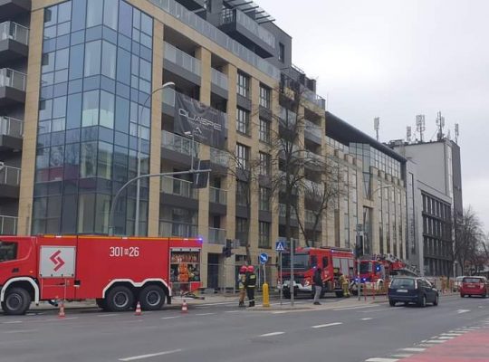 Białystok. Strażacy ugasili pożar balkonu w nowobudowanym bloku przy ul. Złotej