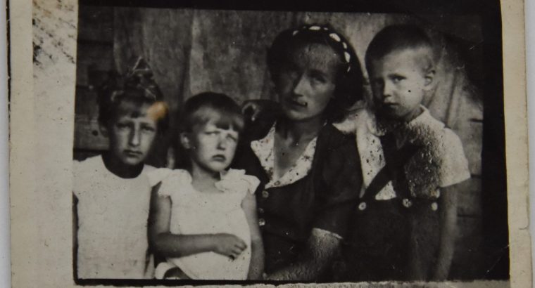 Białystok. Rodzinne fotografie Sybiraczki – eksponatem miesiąca w Muzeum Pamięci Sybiru