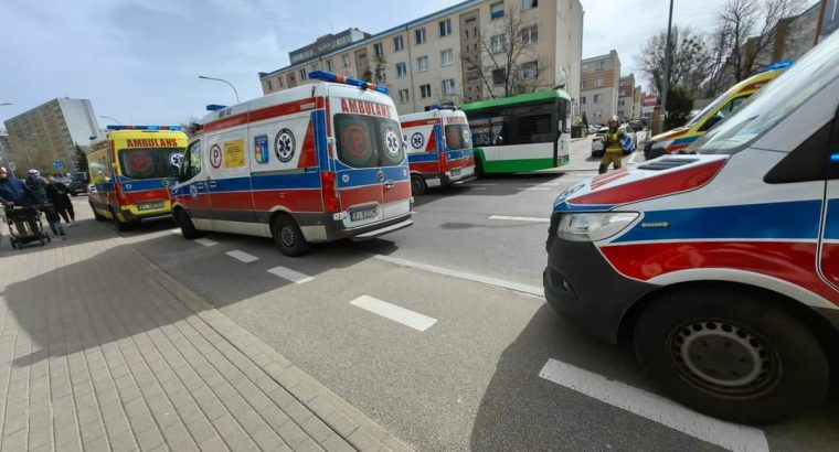 Białystok. Na ul. Waszyngtona doszło do wypadku z udziałem autobusu miejskiego – są poszkodowani