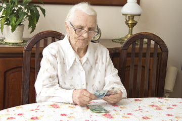 Próby oszustw „na wnuczka”, dwie 90-latki zadzwoniły do bliskich przed przekazaniem pieniędzy