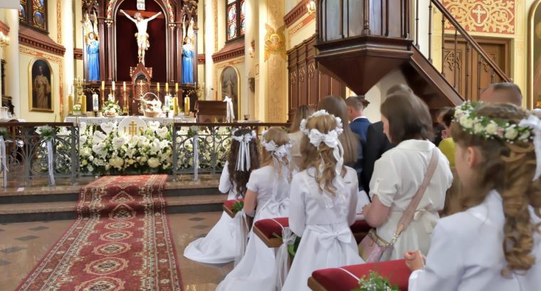 Pierwsza Komunia św. w Kościele katolickim jest w III klasie, w prawosławnym – zaraz po chrzcie