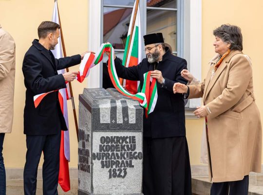 Białystok. Przy Muzeum Podlaskim stanął pomnik upamiętniający Kodeks Supraski