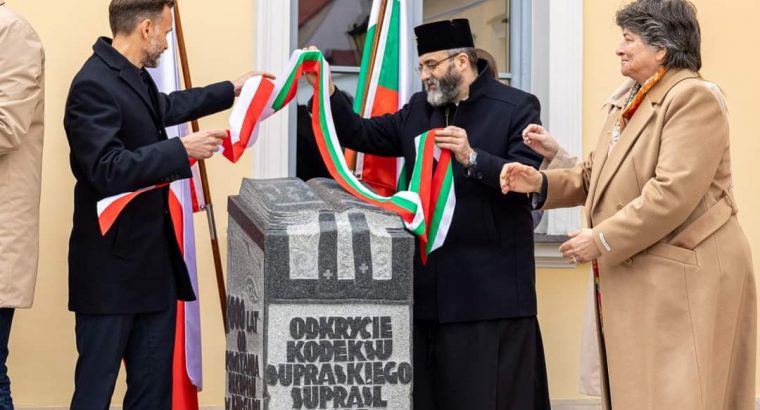 Białystok. Przy Muzeum Podlaskim stanął pomnik upamiętniający Kodeks Supraski