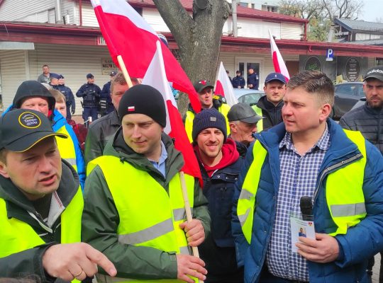 Obornik, gnojowica i żółta kartka przed biurem Polska 2050 w Białymstoku