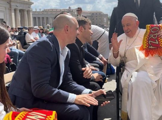 Delegacja z Białegostoku wręczyła Papieżowi szalik Jagiellonii