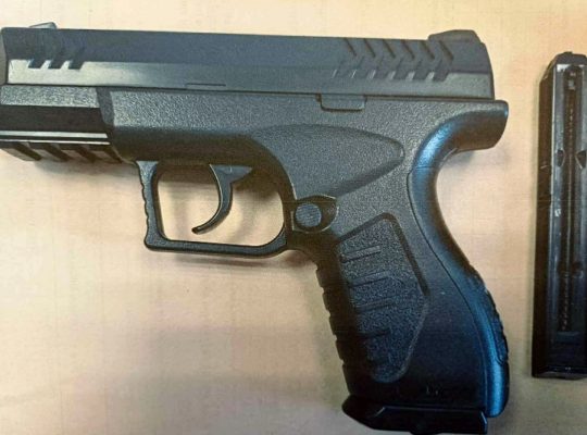 Policja pokazała broń której postrzelono 15-latka. Szkoła wydała oświadczenia