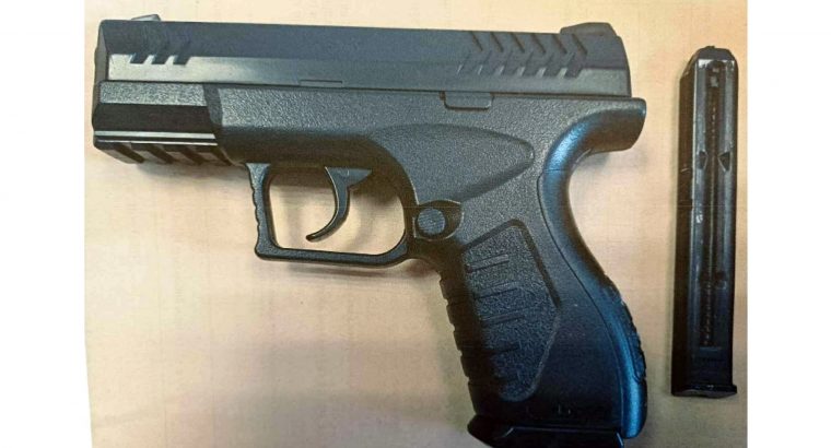 Policja pokazała broń z której postrzelono 15-latka. Szkoła wydała oświadczenia