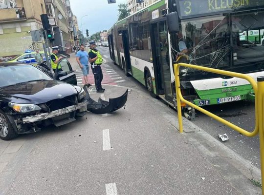 Białystok. Na ul. Sienkiewicza BMW zderzyło się z autobusem komunikacji miejskiej