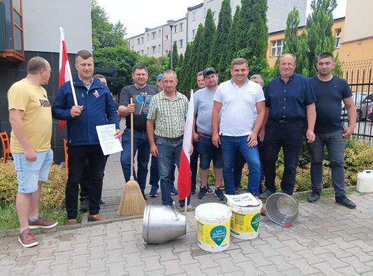 Protest rolników przed siedzibą Polskiej Izby Mleka w Białymstoku