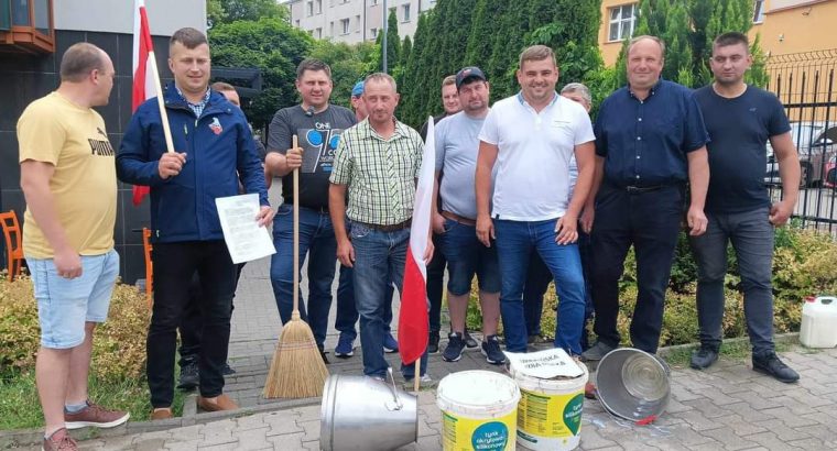 Protest rolników przed siedzibą Polskiej Izby Mleka w Białymstoku