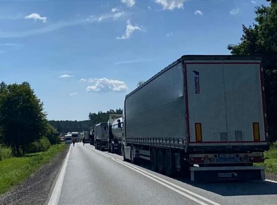 DK 8 m. W Katrynce zderzenie 3 pojazdów: kampera i 2 samochodów ciężarowych