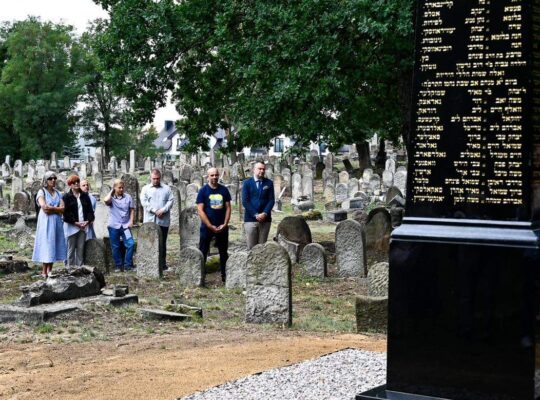 Białystok. Po renowacji odsłonięto obelisk upamiętniający ofiary pogromu Żydów w 1906 roku