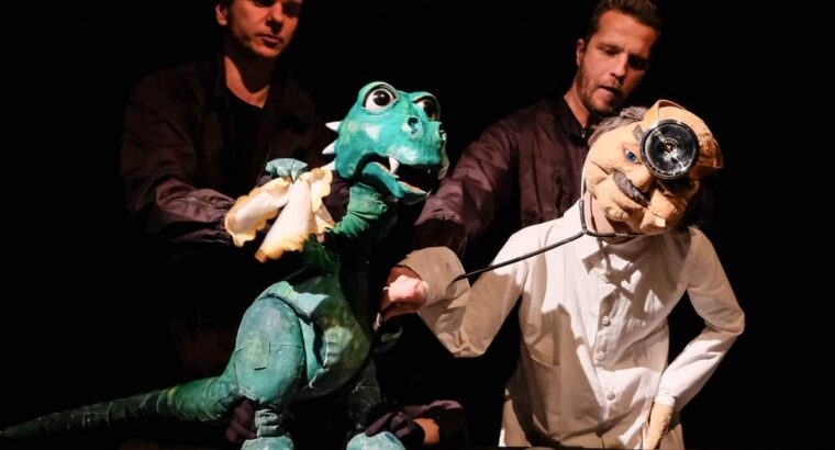 Spektakl o dinozaurze poszukającym przyjaciół w Białostockim Teatrze Lalek