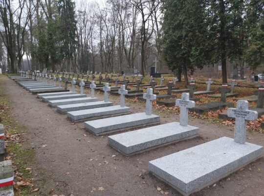 Białystok. Zakończyły się prace związane z wymianą dwudziestu nagrobków na cmentarzu wojskowym