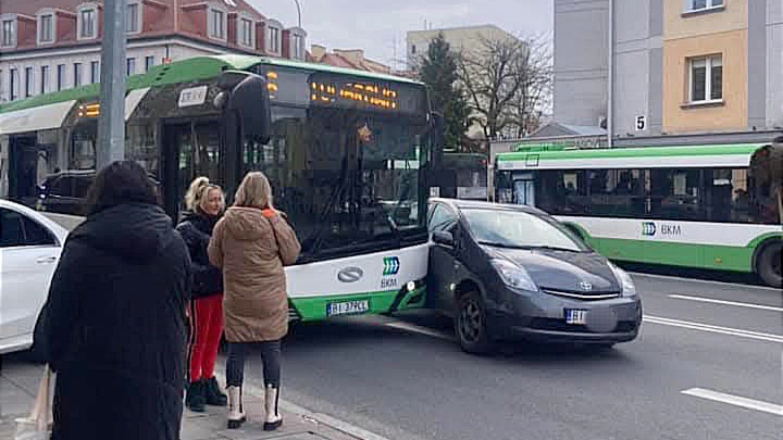 Białystok. Wypadek z udziałem autobusu miejskiego