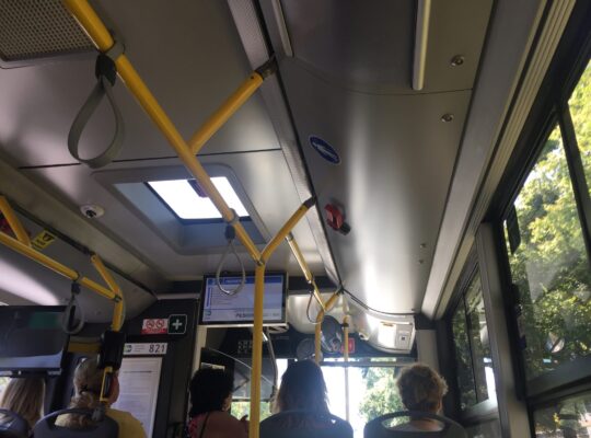 Białystok. Dwaj mężczyźni napadli nastolatka w autobusie