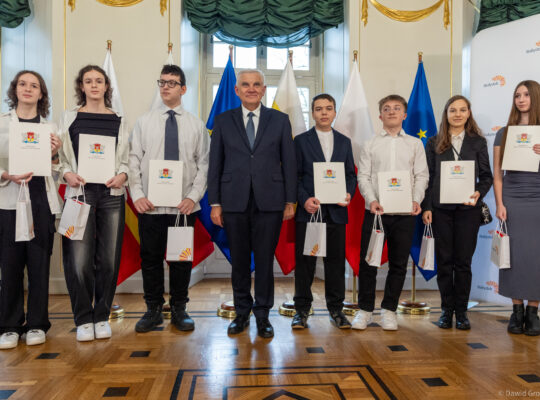 Białostoccy uczniowie otrzymali nagrody i wyróżnienia w konkursie „Kto to taki – wolontariusz?”