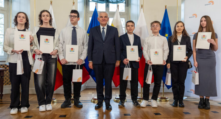 Białostoccy uczniowie otrzymali nagrody i wyróżnienia w konkursie „Kto to taki – wolontariusz?”