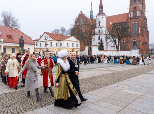 W sercu Białegostoku kilkudziesięciu maturzystów zatańczyło poloneza