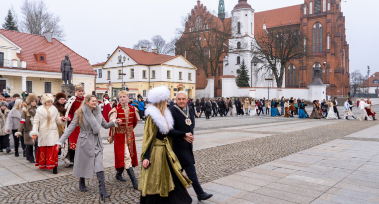 W sercu Białegostoku kilkudziesięciu maturzystów zatańczyło poloneza