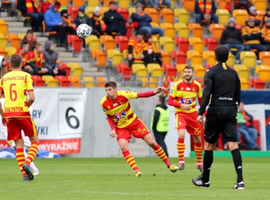 Ekstraklasa piłkarska. Jagiellonia: gra na kilku frontach, dyrektor sportowy z nową umową
