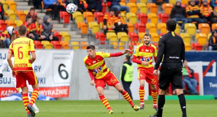 Ekstraklasa piłkarska. Jagiellonia: gra na kilku frontach, dyrektor sportowy z nową umową