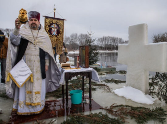 Kościół prawosławny obchodzi święto Chrztu Pańskiego; duchowni święcą wodę