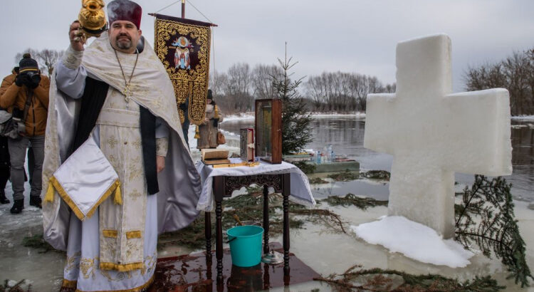 Kościół prawosławny obchodzi święto Chrztu Pańskiego; duchowni święcą wodę