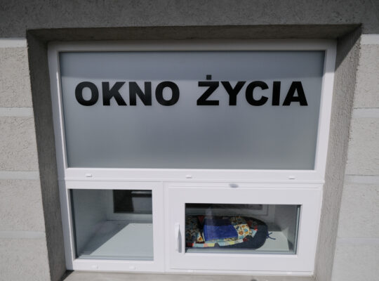 Białystok. Tygodniowy chłopczyk znaleziony w oknie życia