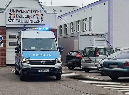 Białystok. Policjanci pilotowali samochód z 9-latką, która traciła przytomność