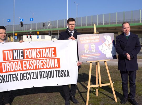 Bannery żeby wywrzeć presję na rząd w sprawie budowy S8 i S16. Inicjatywa posła Adama Andruszkiewicza