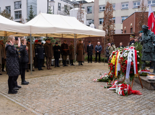 Białystok. Pod pomnikiem „Inki” złożono kwiaty w Narodowym Dniu Pamięci Żołnierzy Wyklętych