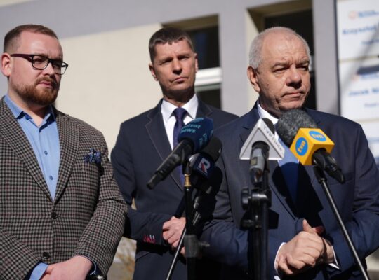 Posłowie PiS: Koalicja 13 grudnia za tym, żeby ważne decyzje były podejmowane bez zgody Polski!