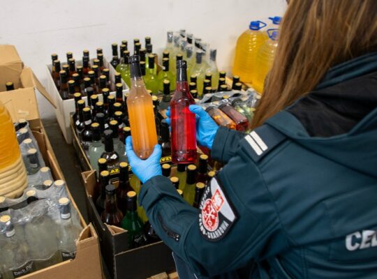 KAS rozbiła zorganizowaną grupę przestępczą, która rozprowadzała nielegalny alkohol