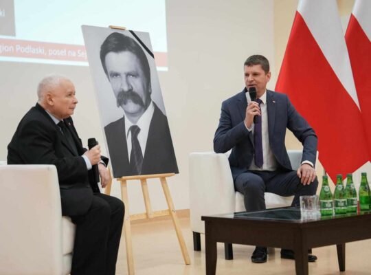Białystok. Z Jarosławem Kaczyńskim wspominali Krzysztofa Putrę, który zginął w Katastrofie Smoleńskiej