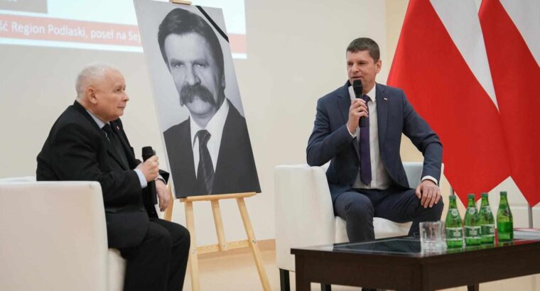 Białystok. Z Jarosławem Kaczyńskim wspominali Krzysztofa Putrę, który zginął w Katastrofie Smoleńskiej